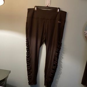 Avia XL black leggings w/ two side pockets and one waist pocket poly/spandex